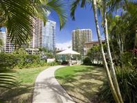 Garden path to Tennis Court - BreakFree Longbeach 